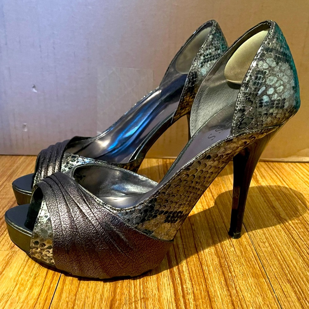 Beautiful Metallic Animal Print Guess Heels